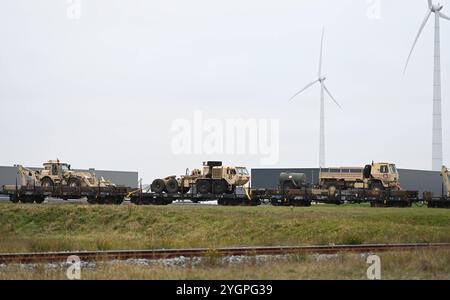 USA verstärken über die Niederlande die Europäische Grenze in Polen. Amerikanische Militärfahrzeuge stehen fertig verladen auf einem Zug im Hafen und warten auf den Weitertransport nach Polen. Eemshaven ist ein sogenannter ögarantierter militärischer Seehafen innerhalb der nationalen Verlegepläne, da er strategische Bewegungen über drei Korridore Straße, Schiene und Binnenwasserstraßen möglich. Damit ist das öPermanent Militair Object auch für NATO-Verbündete und EU-Partner von großer Bedeutung. Eemshaven Groningen Niederlande *** USA Verstärkung der europäischen Grenze in Polen über den Nether Stockfoto