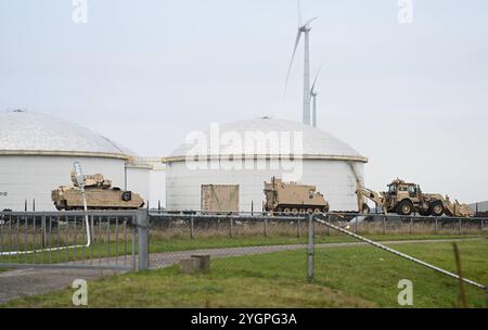 USA verstärken über die Niederlande die Europäische Grenze in Polen. Amerikanische Militärfahrzeuge stehen fertig verladen auf einem Zug im Hafen und warten auf den Weitertransport nach Polen. Eemshaven ist ein sogenannter ögarantierter militärischer Seehafen innerhalb der nationalen Verlegepläne, da er strategische Bewegungen über drei Korridore Straße, Schiene und Binnenwasserstraßen möglich. Damit ist das öPermanent Militair Object auch für NATO-Verbündete und EU-Partner von großer Bedeutung. Eemshaven Groningen Niederlande *** USA Verstärkung der europäischen Grenze in Polen über den Nether Stockfoto