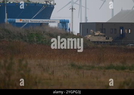 USA verstärken über die Niederlande die Europäische Grenze in Polen. Amerikanische Militärfahrzeuge stehen fertig verladen auf einem Zug im Hafen und warten auf den Weitertransport nach Polen. Eemshaven ist ein sogenannter ögarantierter militärischer Seehafen innerhalb der nationalen Verlegepläne, da er strategische Bewegungen über drei Korridore Straße, Schiene und Binnenwasserstraßen möglich. Damit ist das öPermanent Militair Object auch für NATO-Verbündete und EU-Partner von großer Bedeutung. Eemshaven Groningen Niederlande *** USA Verstärkung der europäischen Grenze in Polen über den Nether Stockfoto