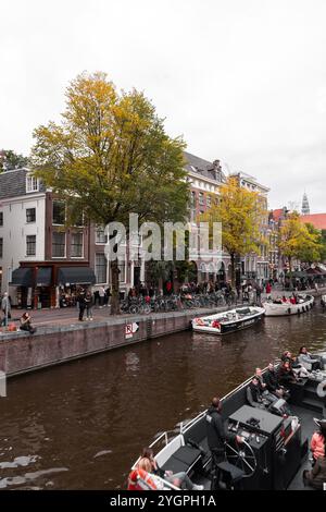 Amsterdam, NL, 10. OKT 2021: Typisch niederländische Gebäude und malerische Kanäle von Amsterdam, der Hauptstadt der Niederlande. Stockfoto