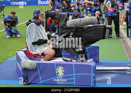 Stuttgart, Deutschland - 26. Juni 2024: Fernsehkameramann bei der Arbeit während des Gruppenspiels der UEFA EURO 2024 Ukraine gegen Belgien in der Stuttgarter Arena Stockfoto