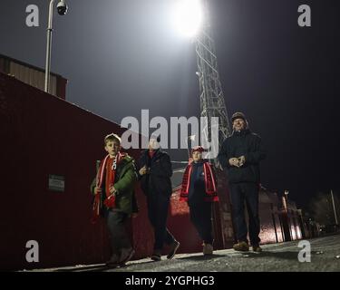 Rotherham-Fans begeben sich während des Spiels Barnsley gegen Rotherham United in Oakwell, Barnsley, Großbritannien, 8. November 2024 auf die Tribüne (Foto: Mark Cosgrove/News Images) Stockfoto