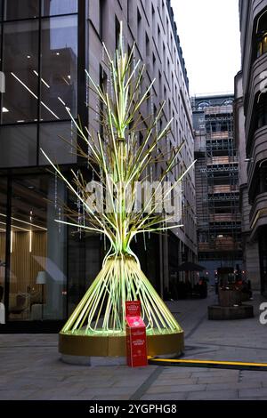 St James's Piccadilly, London, Großbritannien. November 2024. Weihnachtsbaum in St. James's Piccadilly. Quelle: Matthew Chattle/Alamy Live News Stockfoto