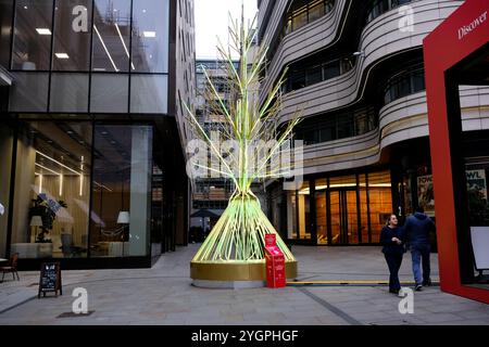 St James's Piccadilly, London, Großbritannien. November 2024. Weihnachtsbaum in St. James's Piccadilly. Quelle: Matthew Chattle/Alamy Live News Stockfoto