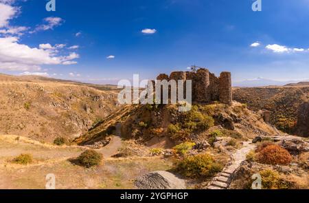 Luftaufnahme der alten zerstörten Festung Amberd und der Vahramashen Kirche auf dem Berg Aragats an sonnigem Tag. Beliebte touristische und historische Attraktion an Stockfoto