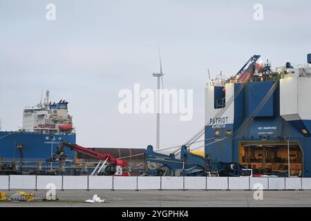 USA verstärken über die Niederlande die Europäische Grenze in Polen. Amerikanische Militärfahrzeuge werden im Hafen vom Schiff Patriot abgeladen. Eemshaven ist ein sogenannter,garantierter militärischer Seehafen innerhalb der nationalen Verlegepläne, da er strategische Bewegungen über drei Korridore Straße, Schiene und Binnenwasserstraßen möglich. Damit ist das öPermanent Militair Object auch für NATO-Verbündete und EU-Partner von großer Bedeutung. Eemshaven Groningen Niederlande *** USA verstärkt die europäische Grenze in Polen über die Niederlande amerikanische Militärfahrzeuge werden entladen von Stockfoto