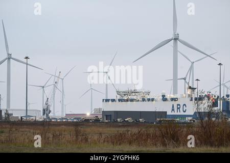 USA verstärken über die Niederlande die Europäische Grenze in Polen. Amerikanische Militärfahrzeuge stehen fertig verladen auf einem Zug im Hafen und warten auf den Weitertransport nach Polen. Eemshaven ist ein sogenannter,garantierter militärischer Seehafen innerhalb der nationalen Verlegepläne, da er strategische Bewegungen über drei Korridore Straße, Schiene und Binnenwasserstraßen möglich. Damit ist das öPermanent Militair Object auch für NATO-Verbündete und EU-Partner von großer Bedeutung. Eemshaven Groningen Niederlande *** USA Verstärkung der europäischen Grenze in Polen über den Nether Stockfoto