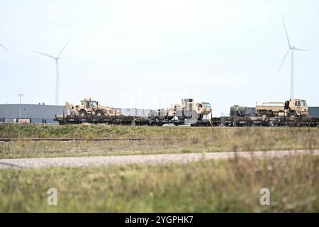 USA verstärken über die Niederlande die Europäische Grenze in Polen. Amerikanische Militärfahrzeuge stehen fertig verladen auf einem Zug im Hafen und warten auf den Weitertransport nach Polen. Eemshaven ist ein sogenannter,garantierter militärischer Seehafen innerhalb der nationalen Verlegepläne, da er strategische Bewegungen über drei Korridore Straße, Schiene und Binnenwasserstraßen möglich. Damit ist das öPermanent Militair Object auch für NATO-Verbündete und EU-Partner von großer Bedeutung. Eemshaven Groningen Niederlande *** USA Verstärkung der europäischen Grenze in Polen über den Nether Stockfoto