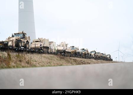 USA verstärken über die Niederlande die Europäische Grenze in Polen. Amerikanische Militärfahrzeuge stehen fertig verladen auf einem Zug im Hafen und warten auf den Weitertransport nach Polen. Eemshaven ist ein sogenannter,garantierter militärischer Seehafen innerhalb der nationalen Verlegepläne, da er strategische Bewegungen über drei Korridore Straße, Schiene und Binnenwasserstraßen möglich. Damit ist das öPermanent Militair Object auch für NATO-Verbündete und EU-Partner von großer Bedeutung. Eemshaven Groningen Niederlande *** USA Verstärkung der europäischen Grenze in Polen über den Nether Stockfoto