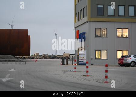 USA verstärken über die Niederlande die Europäische Grenze in Polen. Zahlreiche amerikanische Militärfahrzeuge stehen in einem Hafen-Terminal und warten auf den Weitertransport nach polen. Eemshaven ist ein sogenannter,garantierter militärischer Seehafen innerhalb der nationalen Verlegepläne, da er strategische Bewegungen über drei Korridore Straße, Schiene und Binnenwasserstraßen möglich. Damit ist das öPermanent Militair Object auch für NATO-Verbündete und EU-Partner von großer Bedeutung. Eemshaven Groningen Niederlande *** USA Verstärkung der europäischen Grenze in Polen über die Niederlande Stockfoto