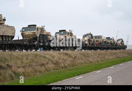 USA verstärken über die Niederlande die Europäische Grenze in Polen. Amerikanische Militärfahrzeuge stehen fertig verladen auf einem Zug im Hafen und warten auf den Weitertransport nach Polen. Eemshaven ist ein sogenannter,garantierter militärischer Seehafen innerhalb der nationalen Verlegepläne, da er strategische Bewegungen über drei Korridore Straße, Schiene und Binnenwasserstraßen möglich. Damit ist das öPermanent Militair Object auch für NATO-Verbündete und EU-Partner von großer Bedeutung. Eemshaven Groningen Niederlande *** USA Verstärkung der europäischen Grenze in Polen über den Nether Stockfoto