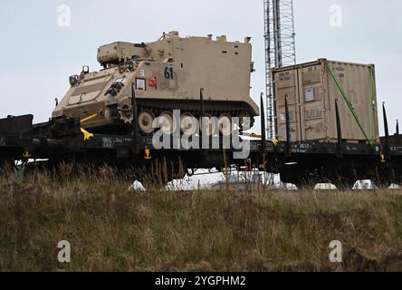 USA verstärken über die Niederlande die Europäische Grenze in Polen. Amerikanische Militärfahrzeuge stehen fertig verladen auf einem Zug im Hafen und warten auf den Weitertransport nach Polen. Eemshaven ist ein sogenannter,garantierter militärischer Seehafen innerhalb der nationalen Verlegepläne, da er strategische Bewegungen über drei Korridore Straße, Schiene und Binnenwasserstraßen möglich. Damit ist das öPermanent Militair Object auch für NATO-Verbündete und EU-Partner von großer Bedeutung. Eemshaven Groningen Niederlande *** USA Verstärkung der europäischen Grenze in Polen über den Nether Stockfoto