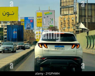 Kairo, Ägypten, 4. November 2024: Die 6. Oktober-Brücke, eine Hochautobahn in Kairo, 20,5 Kilometer, erinnert an das Datum der Operation B Stockfoto