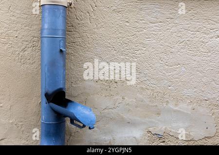 Regenwasserklappe für Abflüsse und Wasserschutz im Außenbereich des Gebäudes Stockfoto