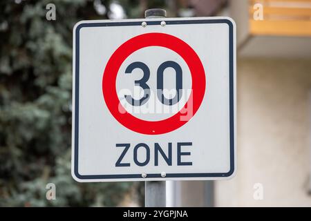 Deutsches Verkehrszeichen mit 30 km/h Geschwindigkeitsbegrenzungszone für Straßenverkehrssicherheit und -Regulierung Stockfoto