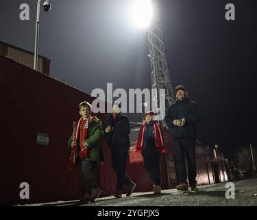 Barnsley, Großbritannien. November 2024. Rotherham-Fans begeben sich am 8. November 2024 in Oakwell, Barnsley, Vereinigtes Königreich (Foto: Mark Cosgrove/News Images) in Barnsley, Vereinigtes Königreich, auf die Tribüne 2024. (Foto: Mark Cosgrove/News Images/SIPA USA) Credit: SIPA USA/Alamy Live News Stockfoto