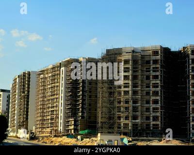 Gizeh, Ägypten, 25. Oktober 2024: Eine Baustelle eines neuen Hochhauses in Ägypten durch Orascom Construction Zed Stadt Scheich Zayed, neue Immobilien ägyptisch PR Stockfoto