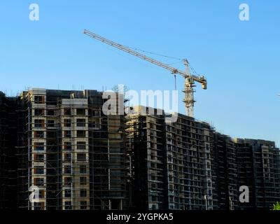 Gizeh, Ägypten, 25. Oktober 2024: Eine Baustelle eines neuen Hochhauses in Ägypten durch Orascom Construction Zed Stadt Scheich Zayed, neue Immobilien ägyptisch PR Stockfoto