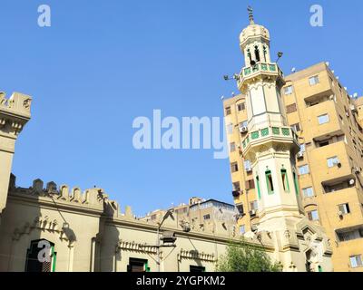 Kairo, Ägypten, 28. Oktober 2024: Scheich-Kishk-Moschee oder ehemals Ain-al-Hayat-Moschee, benannt nach scheich Abdulhamid Kishk, einem ägyptischen Preak Stockfoto