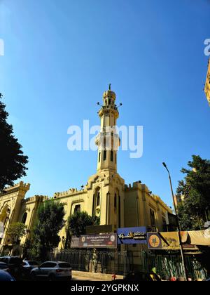 Kairo, Ägypten, 28. Oktober 2024: Scheich-Kishk-Moschee oder ehemals Ain-al-Hayat-Moschee, benannt nach scheich Abdulhamid Kishk, einem ägyptischen Preak Stockfoto