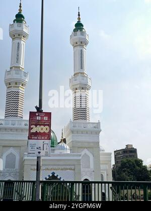 Kairo, Ägypten, Oktober 31 2024: Ein hohes Minarett und Kuppel einer neuen Moschee am Tageslicht, Moscheen sind der Ort für Anbetung und Gebete für Muslime fünf Stockfoto