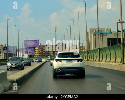 Kairo, Ägypten, 4. November 2024: Die 6. Oktober-Brücke, eine Hochautobahn in Kairo, 20,5 Kilometer, erinnert an das Datum der Operation B Stockfoto
