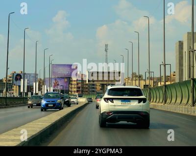 Kairo, Ägypten, 4. November 2024: Die 6. Oktober-Brücke, eine Hochautobahn in Kairo, 20,5 Kilometer, erinnert an das Datum der Operation B Stockfoto