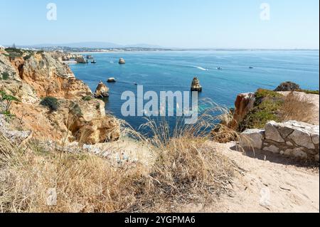 Atemberaubende Küstenklippen mit Blick auf das azurblaue Wasser von Lagos Stockfoto