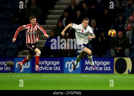 Emil Riis Jakobsen von Preston North End läuft mit dem Ball, während Sunderlands Chris Mepham während des Sky Bet Championship Matches im Deepdale Stadium in Preston unter Druck steht. Bilddatum: Mittwoch, 6. November 2024. Stockfoto