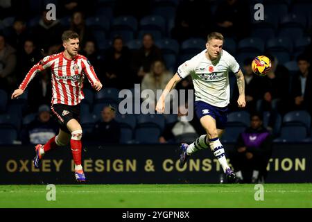 Emil Riis Jakobsen von Preston North End läuft mit dem Ball, während Sunderlands Chris Mepham während des Sky Bet Championship Matches im Deepdale Stadium in Preston unter Druck steht. Bilddatum: Mittwoch, 6. November 2024. Stockfoto