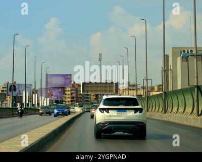 Kairo, Ägypten, 4. November 2024: Die 6. Oktober-Brücke, eine Hochautobahn in Kairo, 20,5 Kilometer, erinnert an das Datum der Operation B Stockfoto