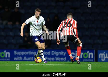 Emil Riis Jakobsen von Preston North End läuft mit dem Ball, während Sunderlands Chris Mepham während des Sky Bet Championship Matches im Deepdale Stadium in Preston unter Druck steht. Bilddatum: Mittwoch, 6. November 2024. Stockfoto