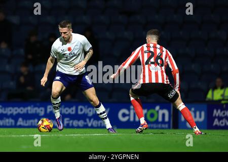 Emil Riis Jakobsen von Preston North End läuft mit dem Ball, während Sunderlands Chris Mepham während des Sky Bet Championship Matches im Deepdale Stadium in Preston unter Druck steht. Bilddatum: Mittwoch, 6. November 2024. Stockfoto