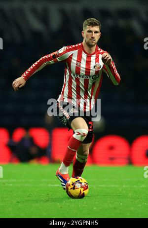 Sunderlands Chris Mepham spielt mit dem Ball während des Sky Bet Championship Matches im Deepdale Stadium in Preston. Bilddatum: Mittwoch, 6. November 2024. Stockfoto