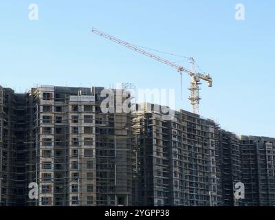 Gizeh, Ägypten, 25. Oktober 2024: Eine Baustelle eines neuen Hochhauses in Ägypten durch Orascom Construction Zed Stadt Scheich Zayed, neue Immobilien ägyptisch PR Stockfoto