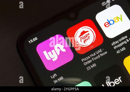 November 2024, Brasilien. In dieser Fotoabbildung wird das Logo der Lyft, Pizza Hut, eBay App auf einem Smartphone-Bildschirm angezeigt. Stockfoto