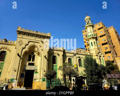 Kairo, Ägypten, 28. Oktober 2024: Scheich-Kishk-Moschee oder ehemals Ain-al-Hayat-Moschee, benannt nach scheich Abdulhamid Kishk, einem ägyptischen Preak Stockfoto