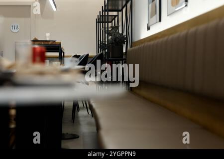 Viladecans. Spanien - 8. November 2024: Leere Kaffeetische mit gebrauchten Tassen und Tellern, die die Nachwirkungen einer geschäftigen Zeit darstellen. Das Bild erfasst den Stockfoto