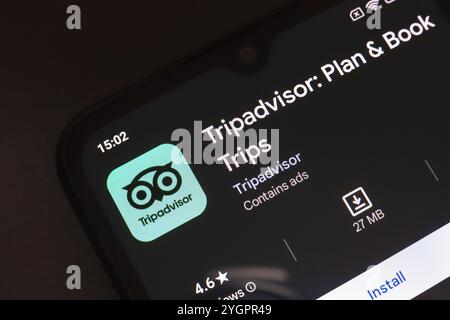 November 2024, Brasilien. In dieser Abbildung wird das Logo der TripAdvisor App auf einem Smartphone-Bildschirm angezeigt Stockfoto