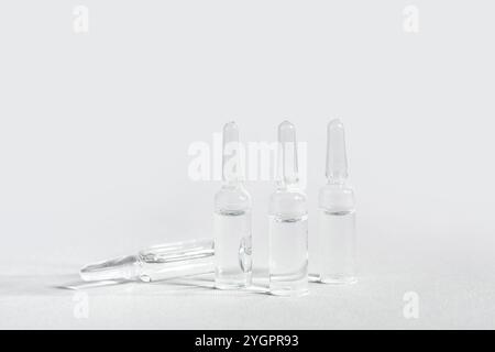 Medizinische Ampullen auf grauem Hintergrund Stockfoto