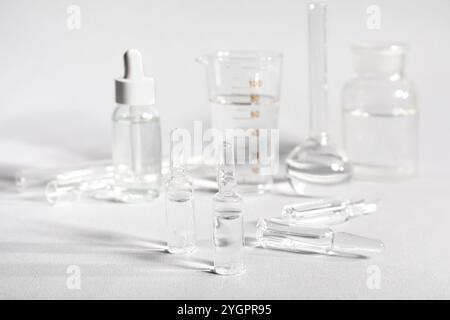 Medizinische Ampullen mit Laborglas auf grauem Hintergrund Stockfoto