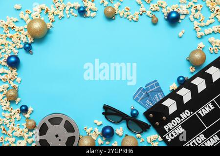 Komposition mit Filmklatscher, verstreutem Popcorn, 3D-Brille, Kinokarten und Weihnachtsdekoration auf blauem Hintergrund. Draufsicht Stockfoto