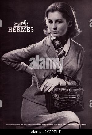 HERMES SAC Boutonniere Bag Vintage Werbetoster, eine Frau in der Hand einer Hermes Tasche Krokodilleder Stockfoto