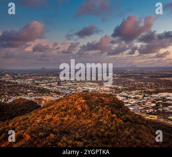 Aus der Vogelperspektive auf Gaborone, Hauptstadt, Blick vom Kgale Hill, Botswana, Industriegebiet in der Dämmerung Stockfoto