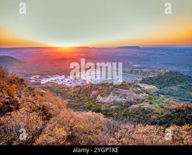 Aus der Vogelperspektive auf einen Steinbruch aus Kalkstein für Zement, Blick von Kgale Hill Gaborone, Hauptstadt Botswana, Abenddämmerung Stockfoto