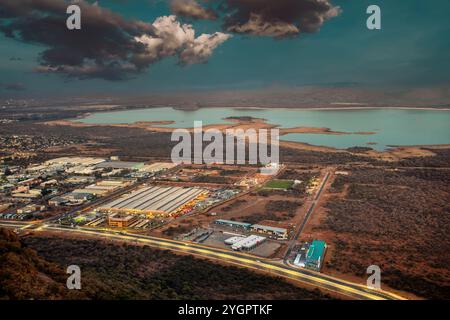 Aus der Vogelperspektive auf Gaborone, Hauptstadt, Blick vom Kgale Hill, Botswana, Industriegebiet in der Dämmerung Stockfoto