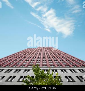 Flacher Blick auf den modernen hohen Wolkenkratzer im Hintergrund des blauen Himmels, zeitgenössische Architektur Stockfoto