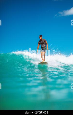 Arthur 'Toots' Anchinges fährt bequem am Queens Beach in Waikiki Stockfoto