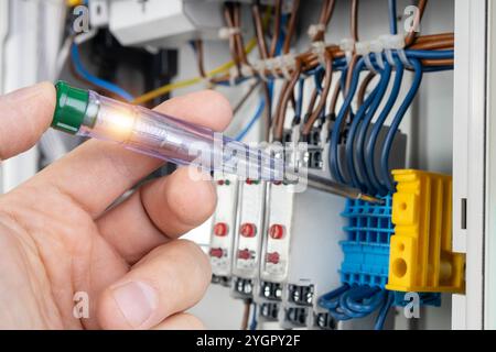 Handspannungsprüfer In Der Nähe Von Elektrischen Kabeln Stockfoto