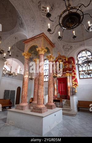 Die letzte erhaltene Synagoge in Mikulov, Tschechien. Sie wurde im barocken Stil erbaut und erhielt den Namen Alte oder obere Synagoge. Stockfoto